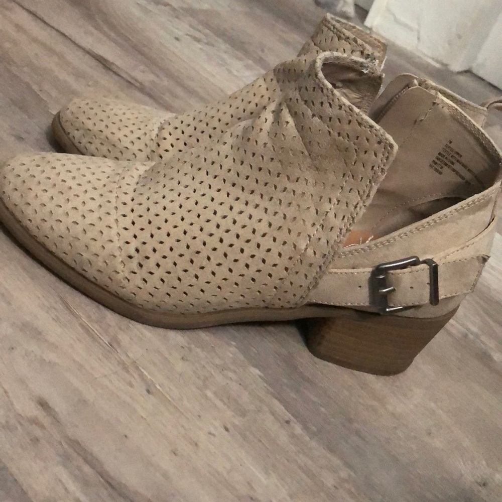 Universal thread tan booties
